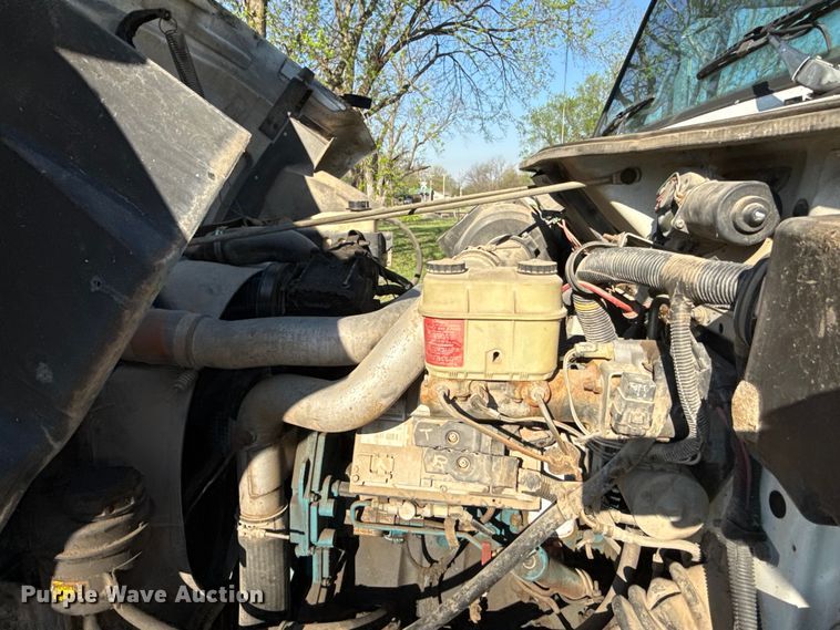 image for item EV7666 2001 International 4700 flatbed truck