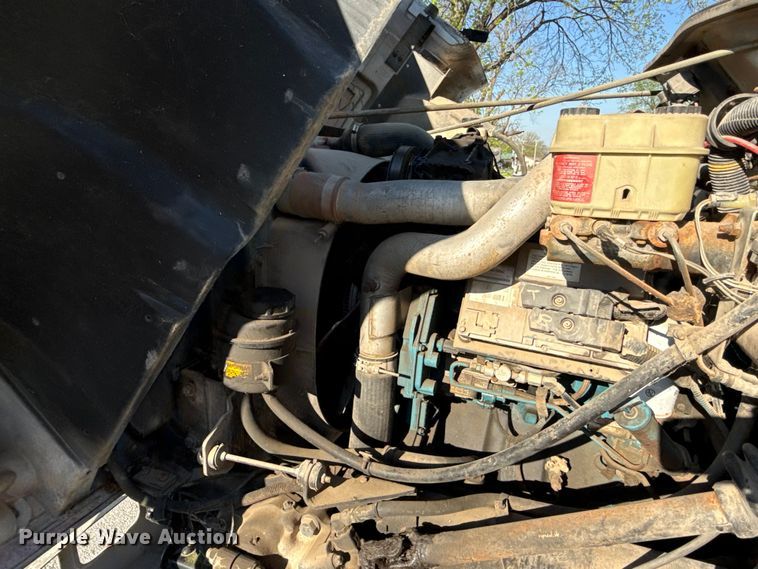 image for item EV7666 2001 International 4700 flatbed truck