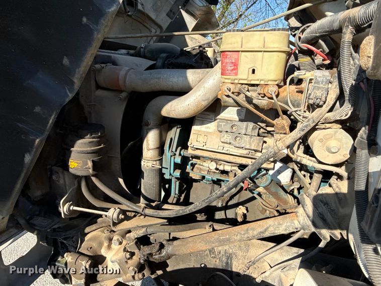 image for item EV7666 2001 International 4700 flatbed truck