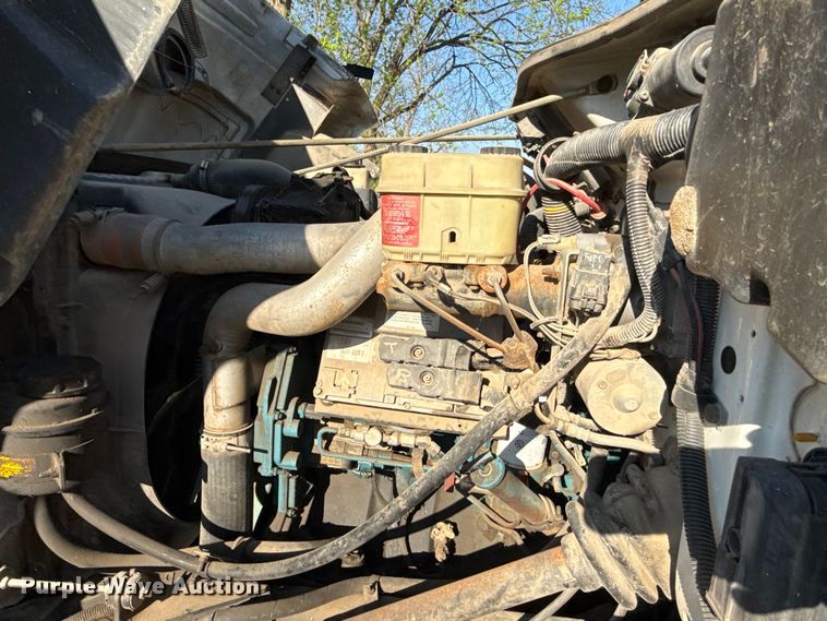 image for item EV7666 2001 International 4700 flatbed truck