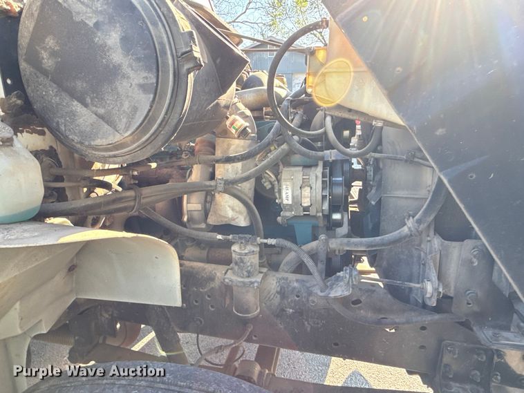 image for item EV7666 2001 International 4700 flatbed truck