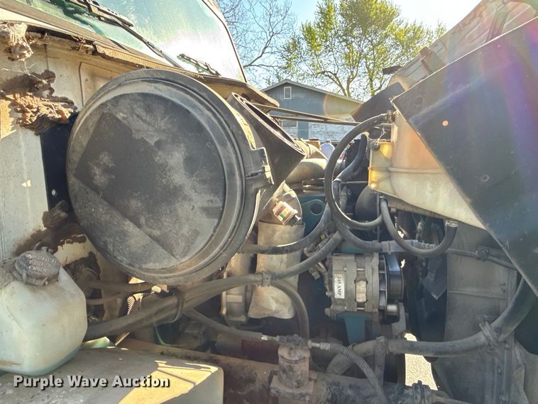image for item EV7666 2001 International 4700 flatbed truck