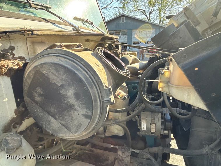 image for item EV7666 2001 International 4700 flatbed truck