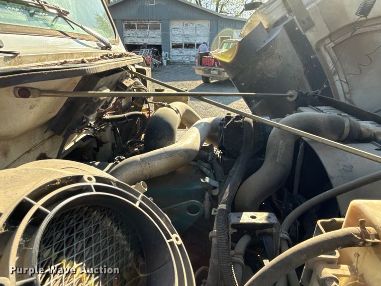 image for item EV7666 2001 International 4700 flatbed truck