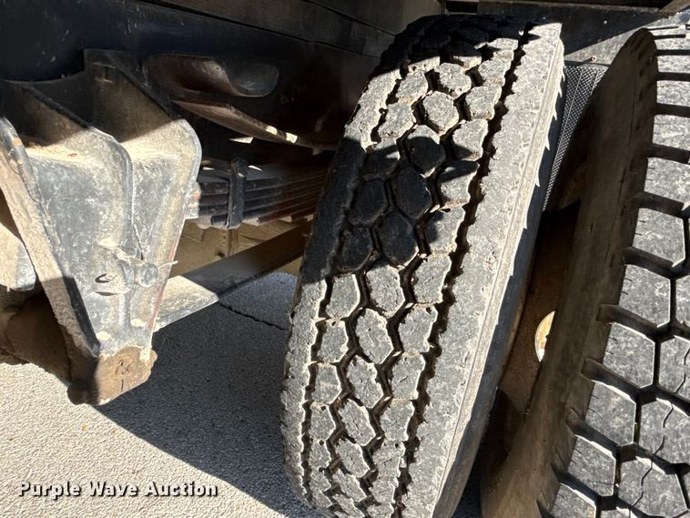 image for item EV7666 2001 International 4700 flatbed truck