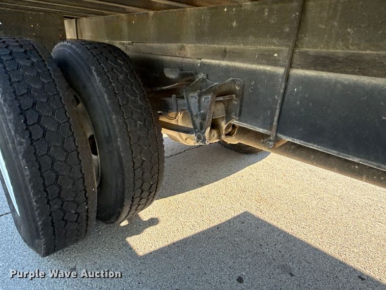 image for item EV7666 2001 International 4700 flatbed truck