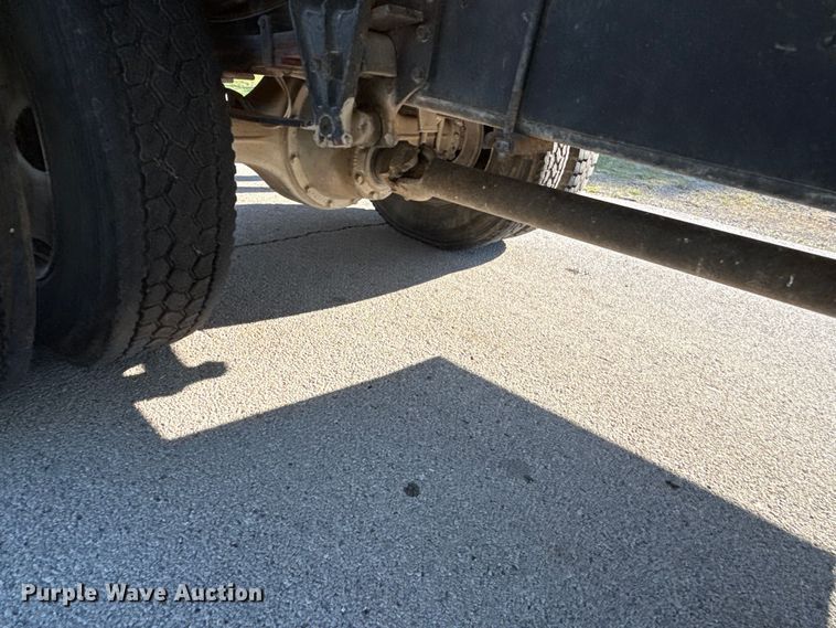 image for item EV7666 2001 International 4700 flatbed truck