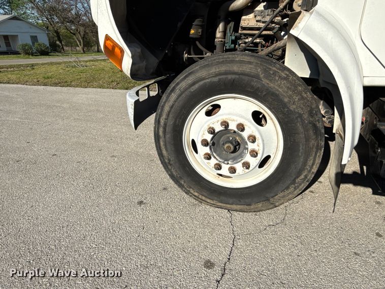 image for item EV7666 2001 International 4700 flatbed truck
