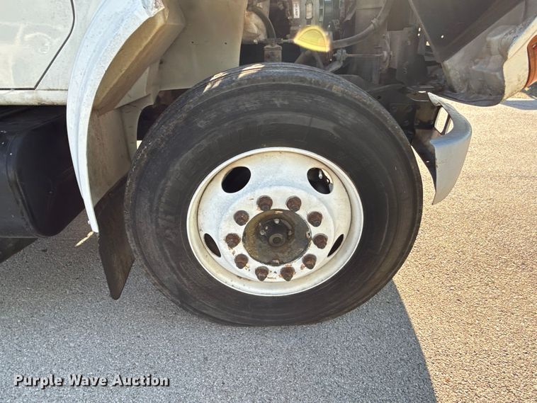 image for item EV7666 2001 International 4700 flatbed truck