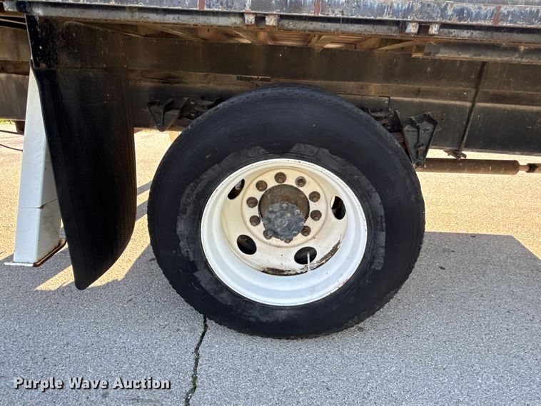 image for item EV7666 2001 International 4700 flatbed truck
