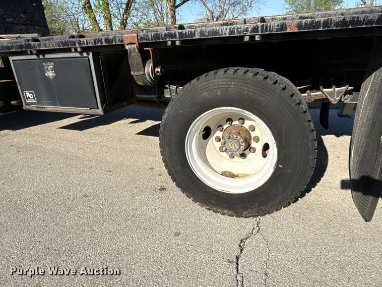 image for item EV7666 2001 International 4700 flatbed truck