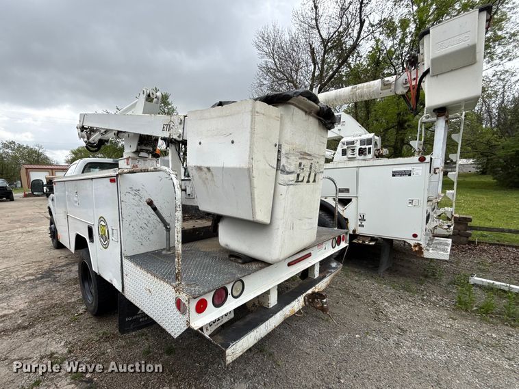 image for item EV7702 2001 Ford F550 bucket truck