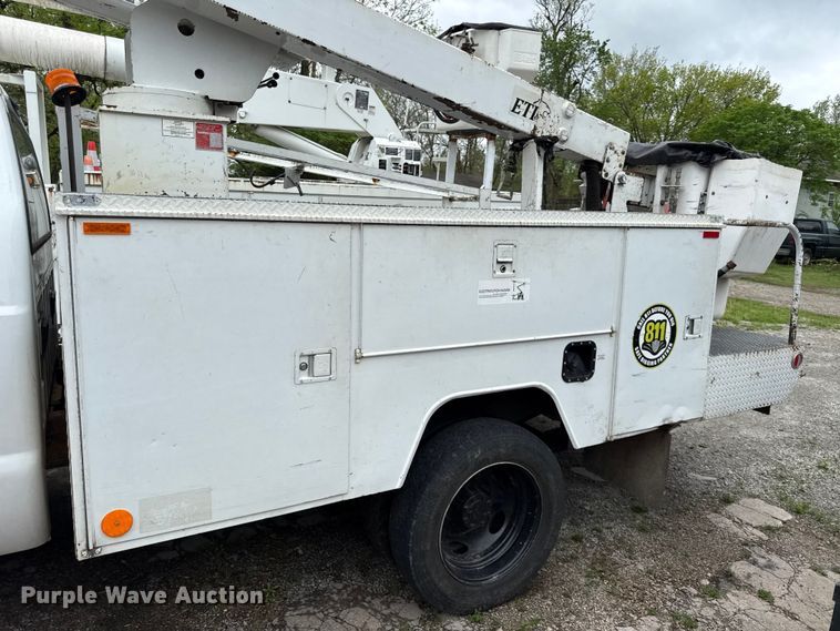 image for item EV7702 2001 Ford F550 bucket truck