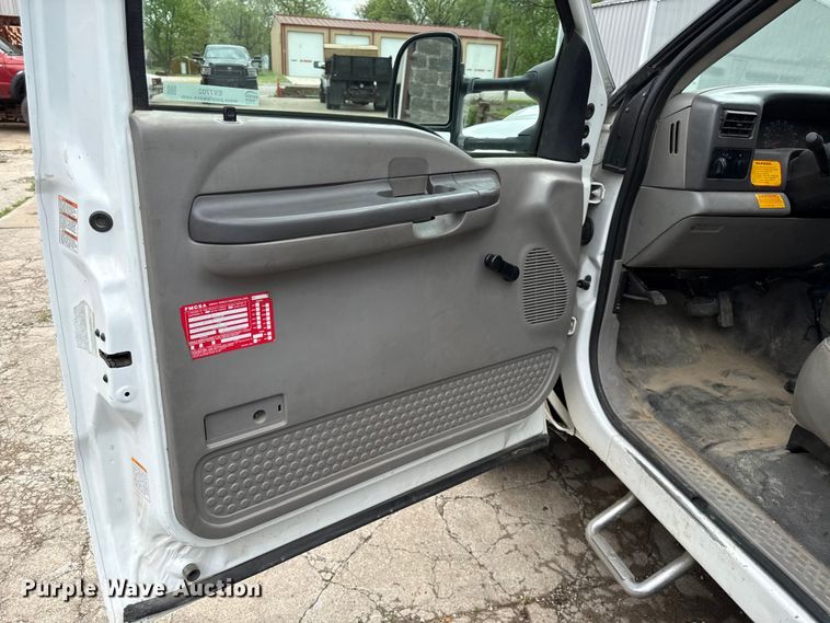 image for item EV7702 2001 Ford F550 bucket truck