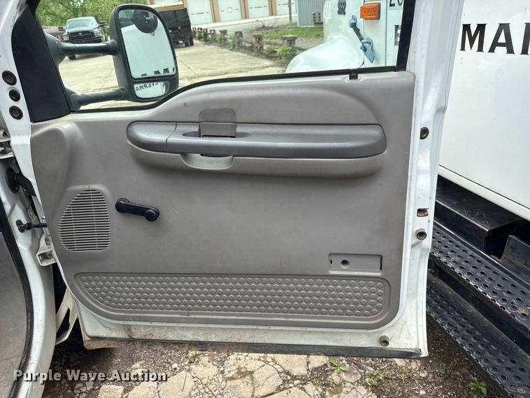 image for item EV7702 2001 Ford F550 bucket truck