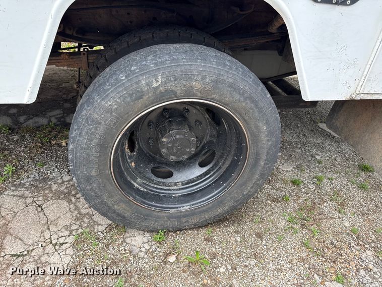 image for item EV7702 2001 Ford F550 bucket truck