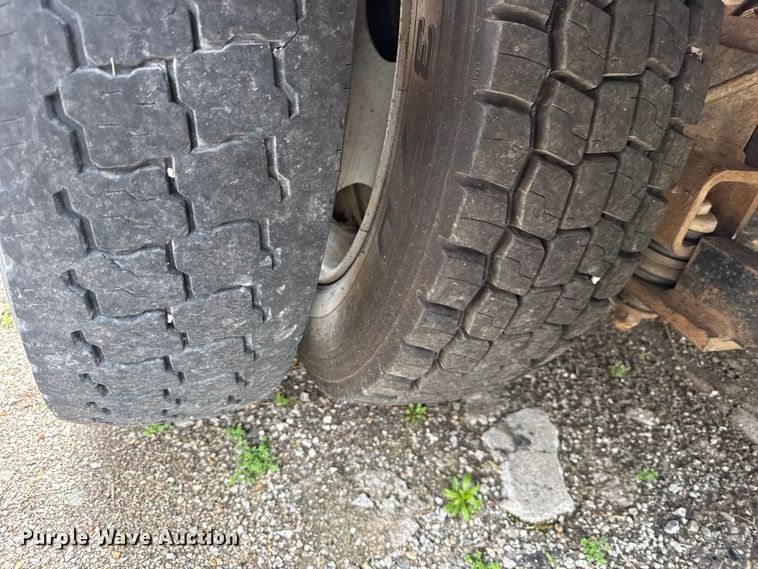 image for item EV7702 2001 Ford F550 bucket truck