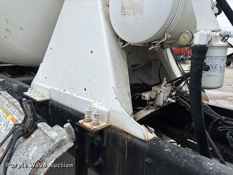 image for item FB3314 2006 International 5600i ready mix truck