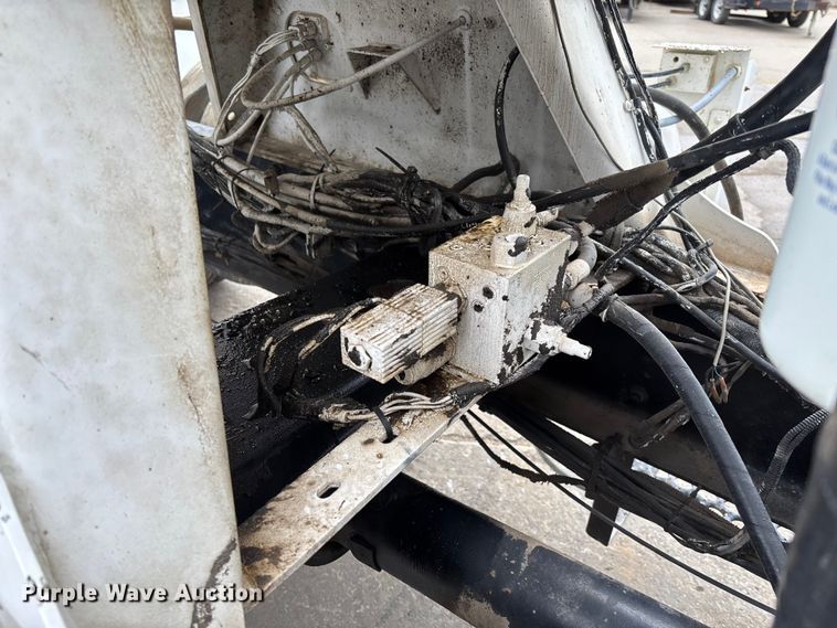 image for item FB3314 2006 International 5600i ready mix truck