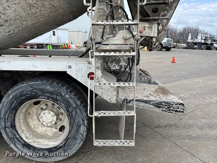 image for item FB3314 2006 International 5600i ready mix truck