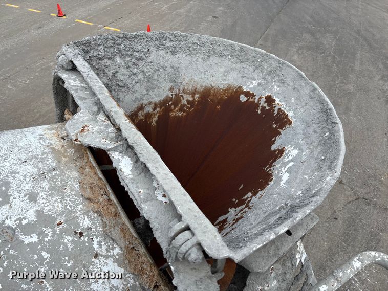 image for item FB3314 2006 International 5600i ready mix truck