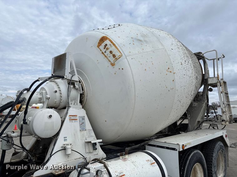 image for item FB3314 2006 International 5600i ready mix truck