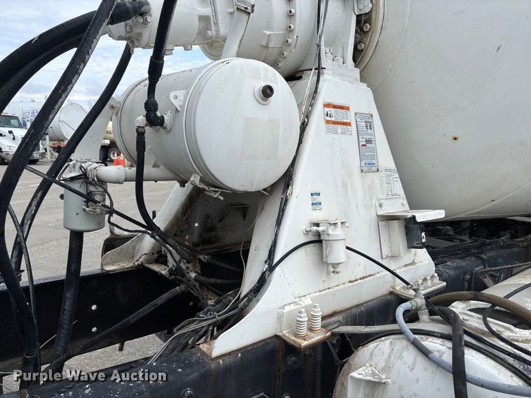 image for item FB3314 2006 International 5600i ready mix truck