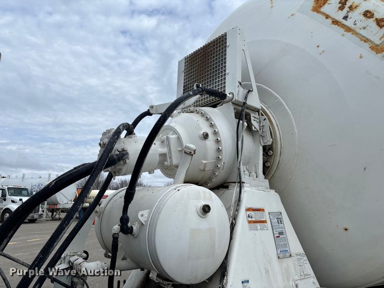 image for item FB3314 2006 International 5600i ready mix truck