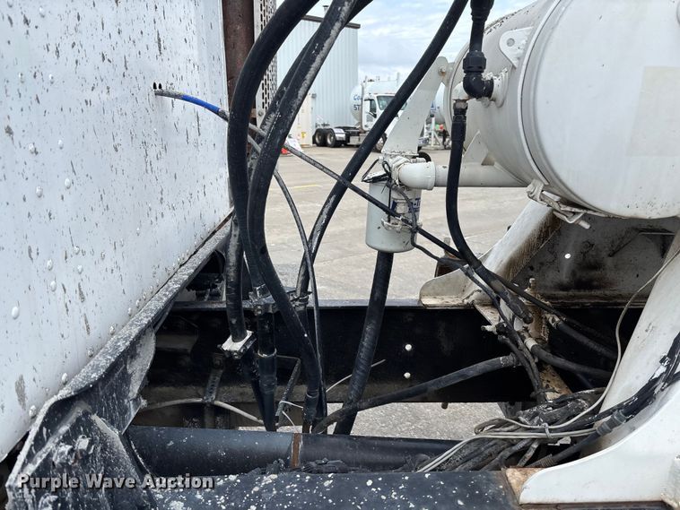 image for item FB3314 2006 International 5600i ready mix truck