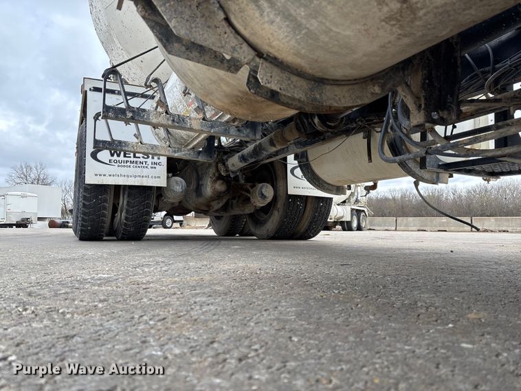 image for item FB3314 2006 International 5600i ready mix truck