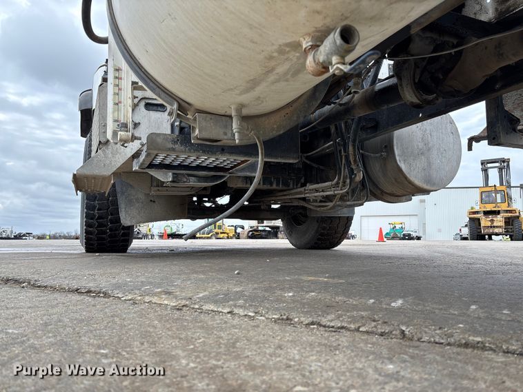 image for item FB3314 2006 International 5600i ready mix truck