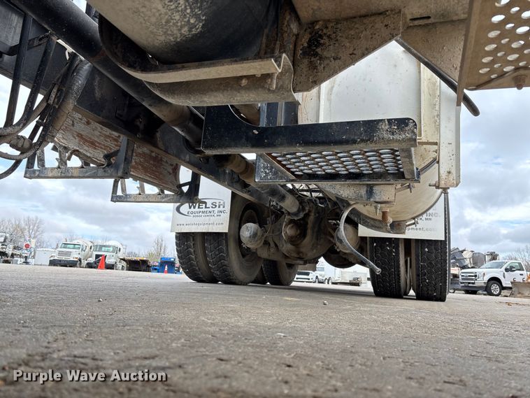 image for item FB3314 2006 International 5600i ready mix truck