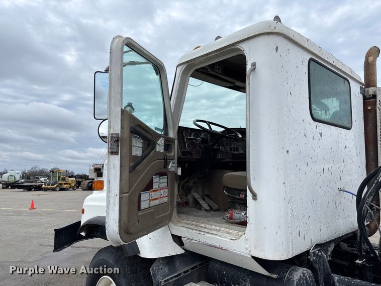 image for item FB3314 2006 International 5600i ready mix truck