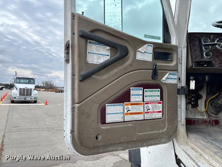 image for item FB3314 2006 International 5600i ready mix truck