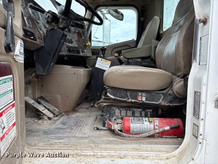 image for item FB3314 2006 International 5600i ready mix truck