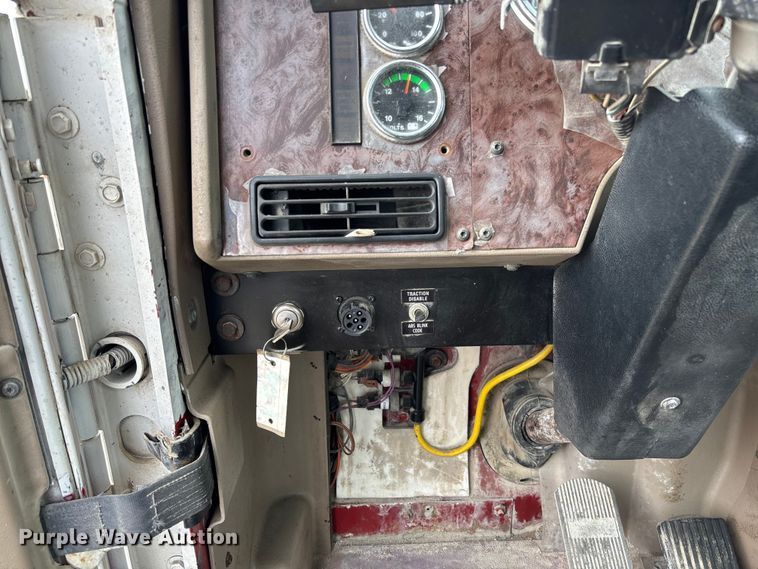 image for item FB3314 2006 International 5600i ready mix truck