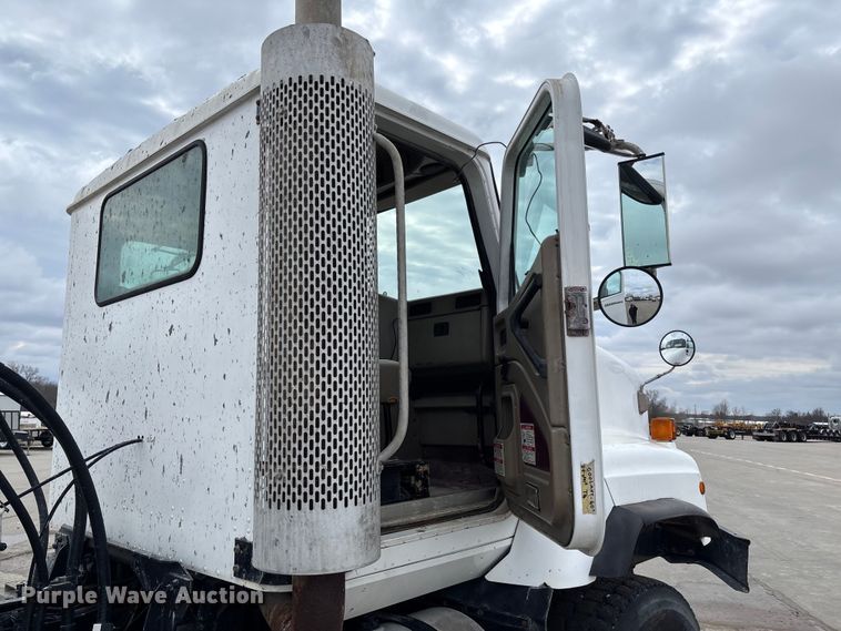 image for item FB3314 2006 International 5600i ready mix truck