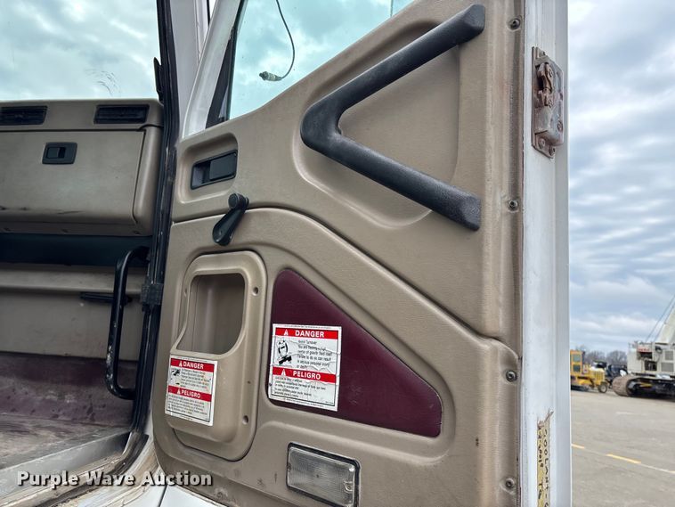 image for item FB3314 2006 International 5600i ready mix truck