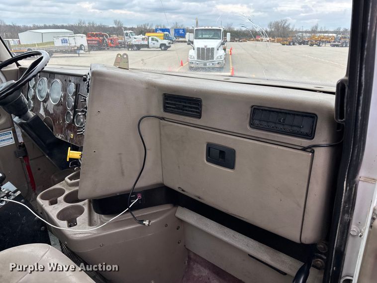 image for item FB3314 2006 International 5600i ready mix truck