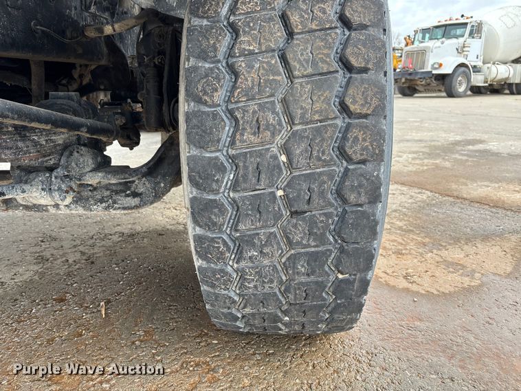 image for item FB3314 2006 International 5600i ready mix truck