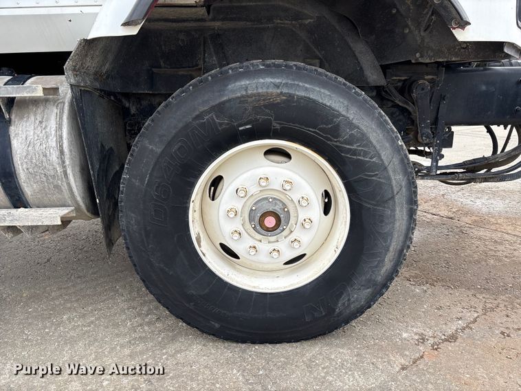 image for item FB3314 2006 International 5600i ready mix truck