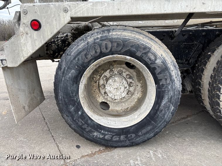 image for item FB3314 2006 International 5600i ready mix truck