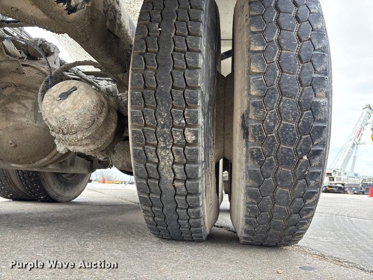 image for item FB3314 2006 International 5600i ready mix truck