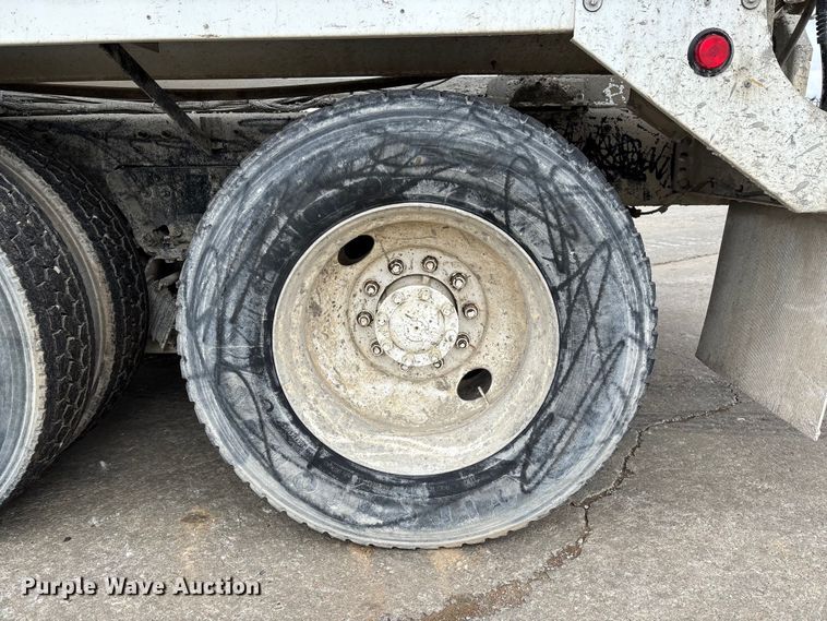 image for item FB3314 2006 International 5600i ready mix truck