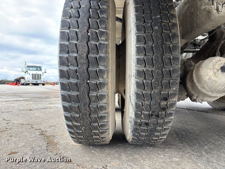 image for item FB3314 2006 International 5600i ready mix truck