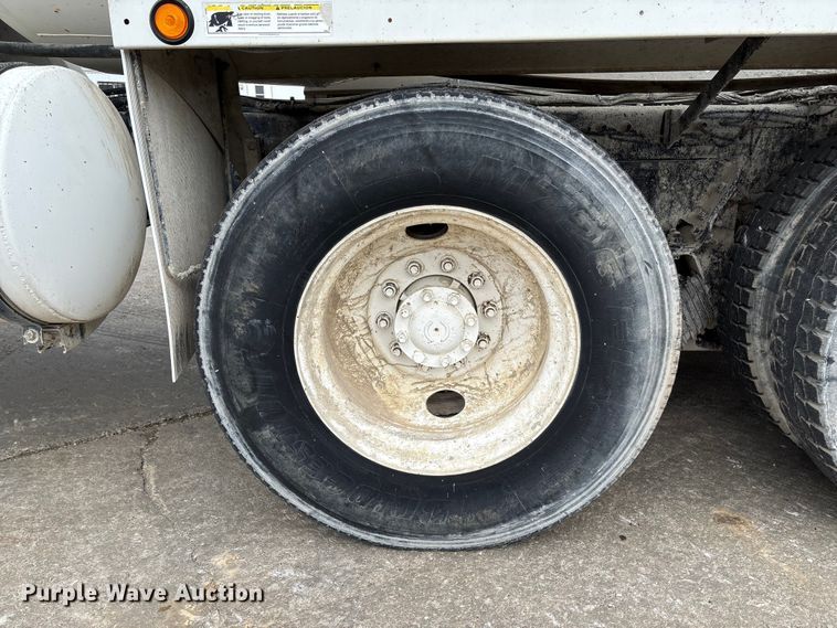 image for item FB3314 2006 International 5600i ready mix truck