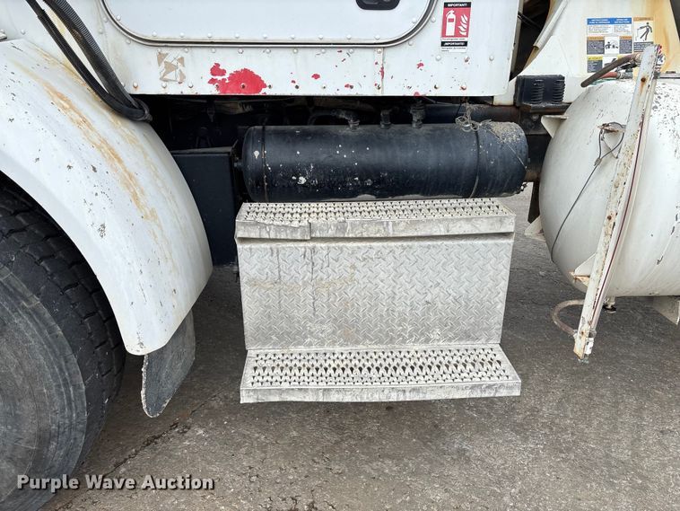 image for item FB3315 2007 Peterbilt 357 ready mix truck