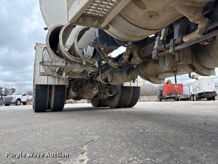 image for item FB3315 2007 Peterbilt 357 ready mix truck