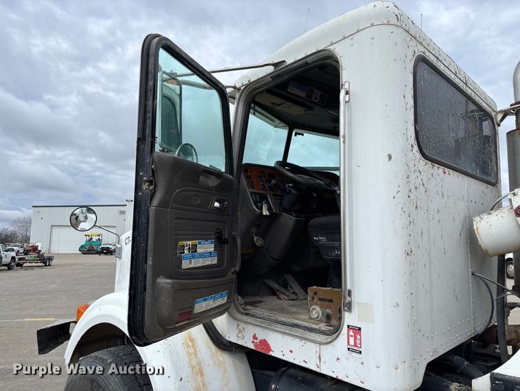 image for item FB3315 2007 Peterbilt 357 ready mix truck