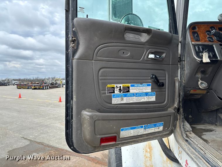 image for item FB3315 2007 Peterbilt 357 ready mix truck